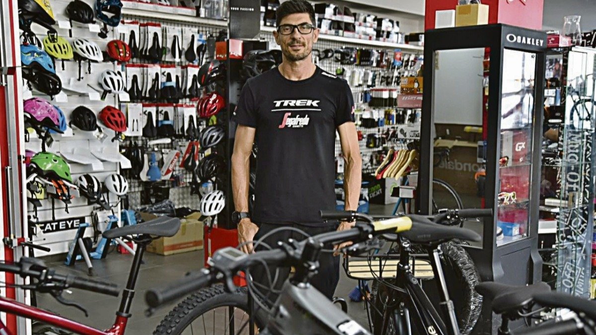 Alejandro González de Xtrembike shop junto a algunos modelos disponibles de bicicletas eléctricas.
