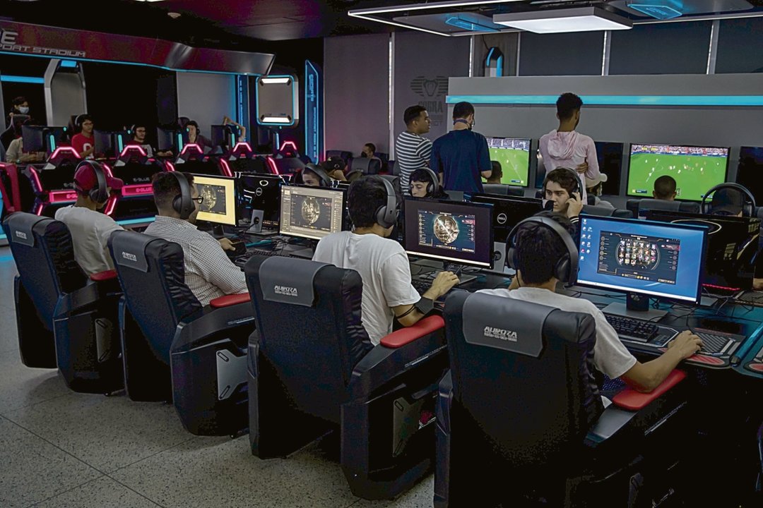 Un grupo de jóvenes juegan en una sala informática de la Universidad Católica Andrés Bello, en Caracas (Venezuela).