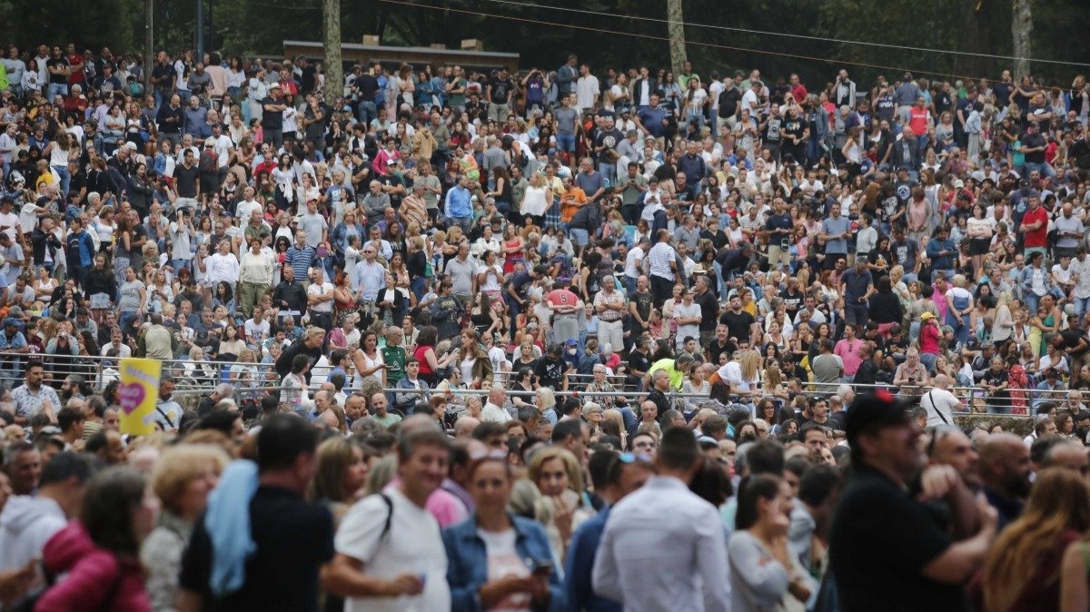 El público llenó todo el recinto de Castrelos en una de sus noches más masivas con decenas de miles de asistentes.
