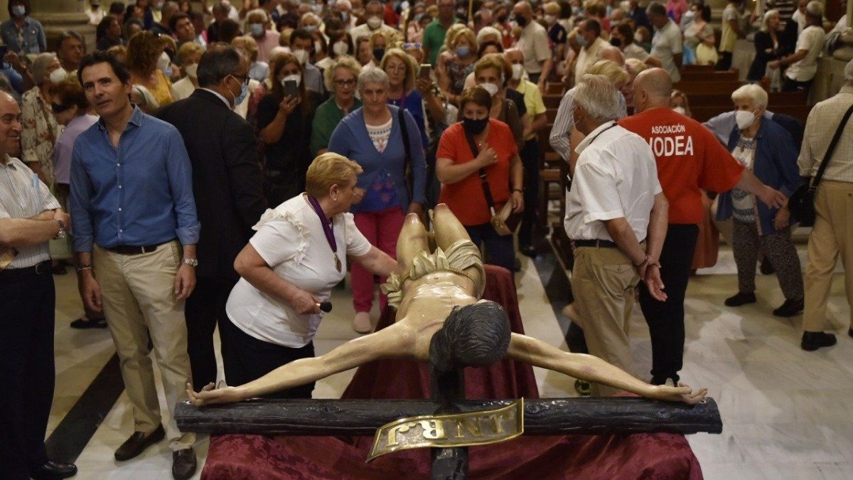 Los fieles, a los pies del Cristo de la Victoria ayer en la Basilíca, tras el Descendimiento.
