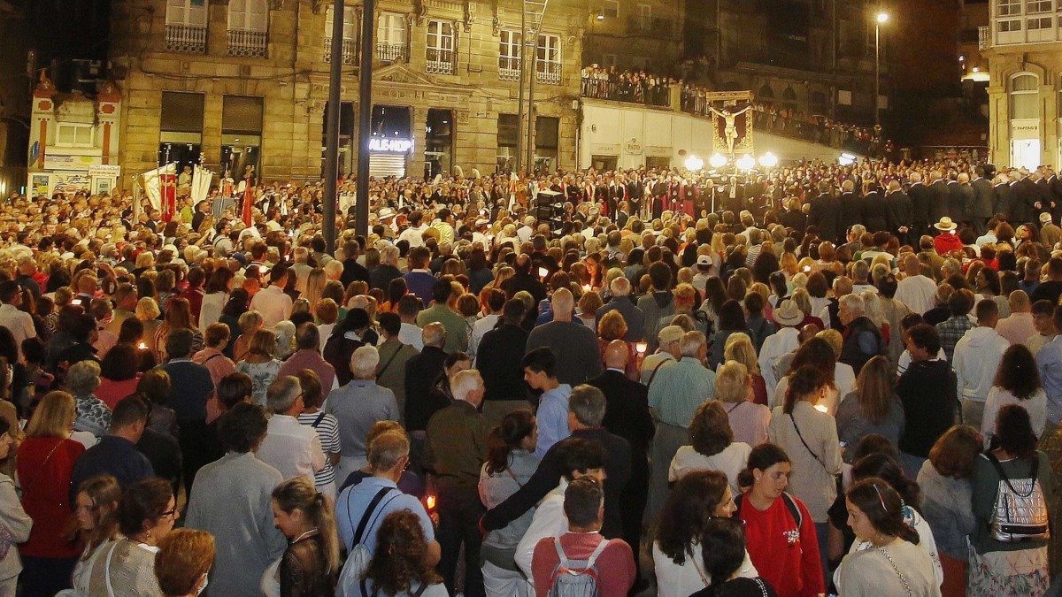 El acto de homenaje al Cristo sirvió para estrenar la remozada Porta do Sol y congregó a miles de personas en una emotiva demostración de fe.