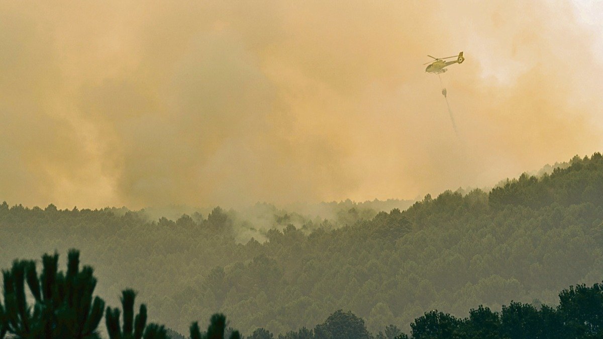 Los medios aéreos seguían ayer tratando de sofocar las llamas en el incendio de Ávila.