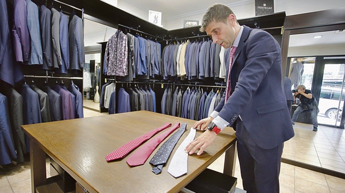 Las tiendas de ropa masculina de Vigo aseguran que no notan cambios en la venta de corbatas.