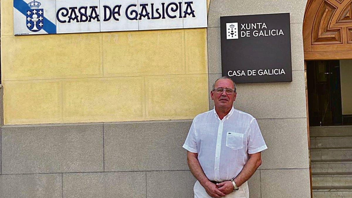 Juan Carlos Serrano frente a la puerta de la institución.