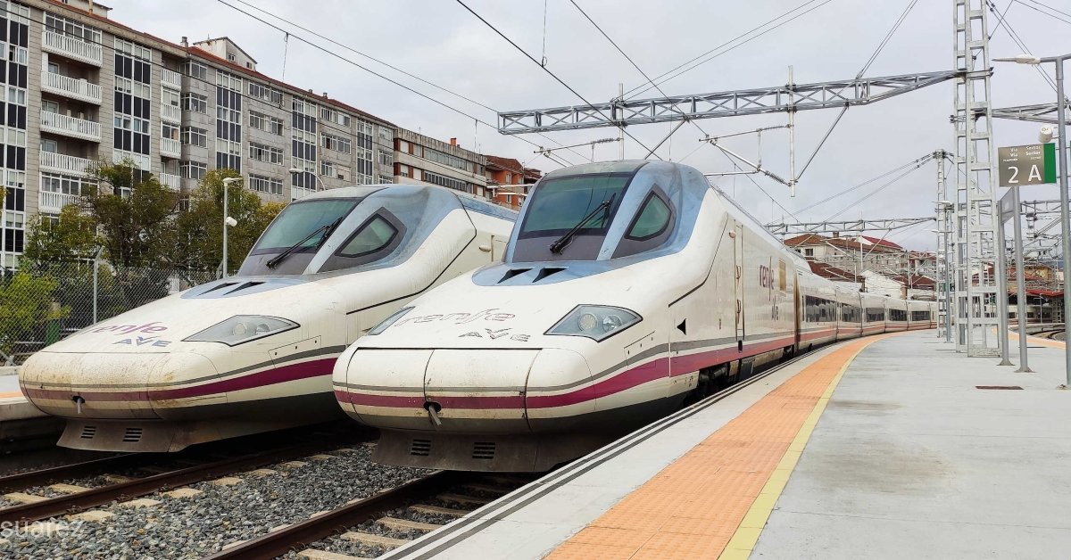 Trenes AVE estacionados en la terminal ferroviaria de Ourense