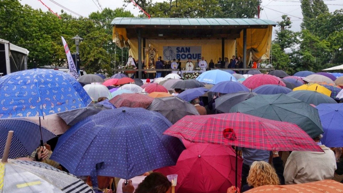 La misa mayor, cantada, tuvo como protagonistas a los paraguas debido al aguacero que cayó a mediodía.