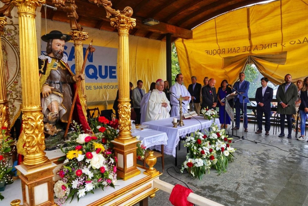 La figura de San Roque, expuesta en el escenario durante la misa mayor.