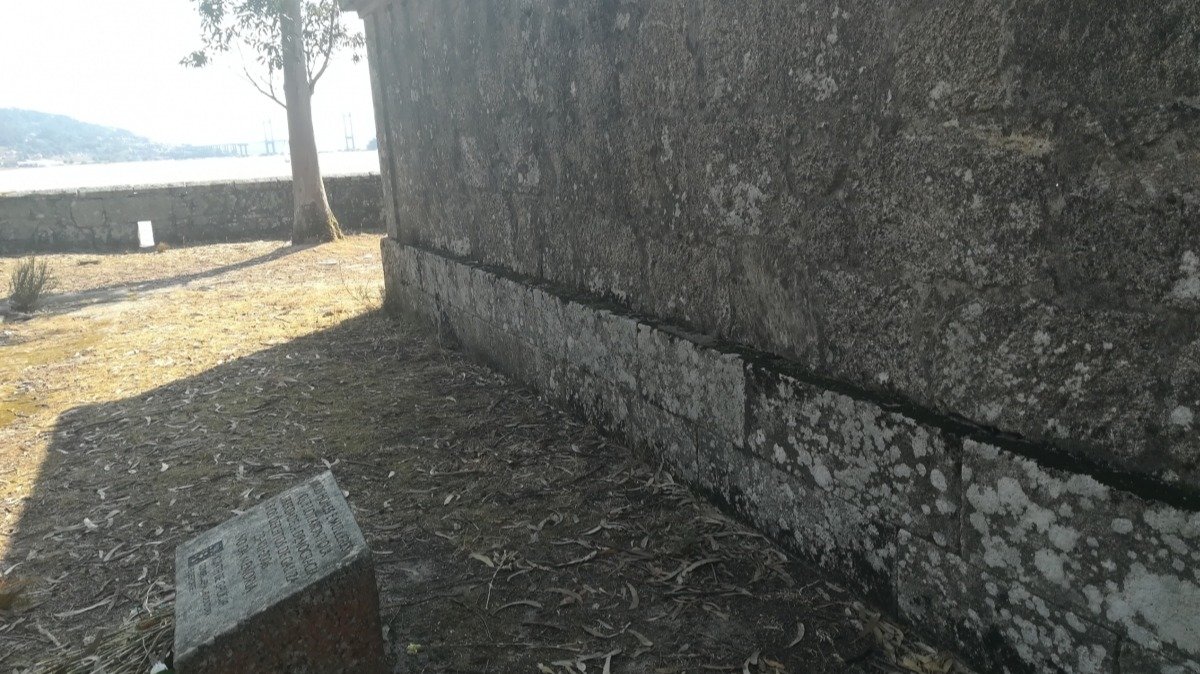 El paredón del cementerio de San Antón (la isla pequeña), donde hubo fusilamientos, con una inscripción al pie.