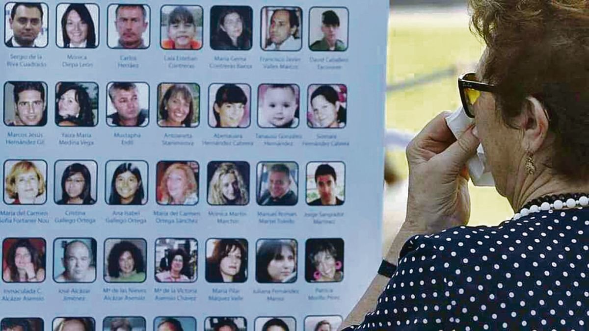Una familiar junto a las fotografías de las víctimas del vuelo JK5022, en Madrid.