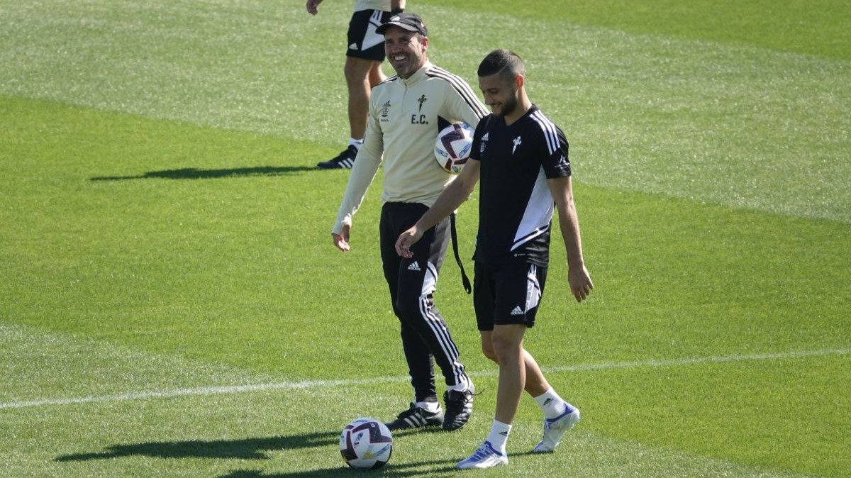 Eduardo Coudet, con Óscar Rodríguez, en el entrenamiento del martes pasado en Mos.