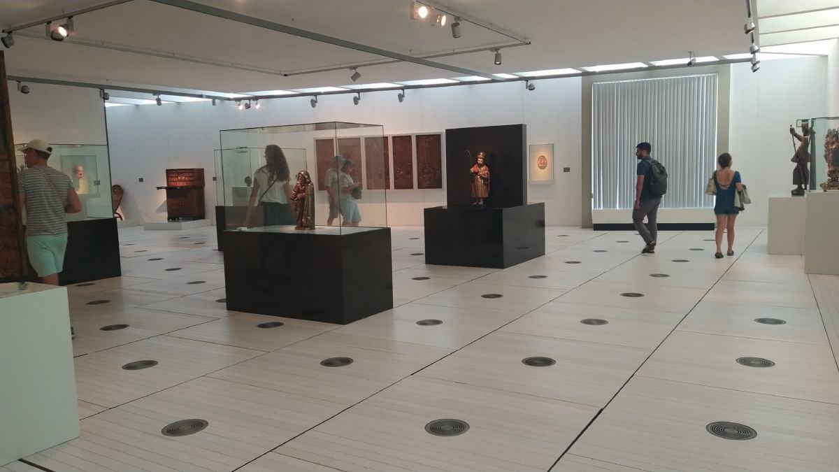 Una sala del Museo de Pontevedra, con visitantes contemplando las obras expuestas.