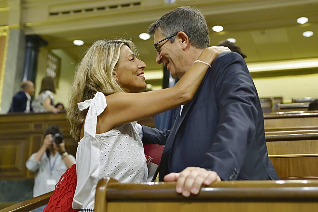 Yolanda Díaz y Patxi López se saludan afectuosamente en el Congreso.