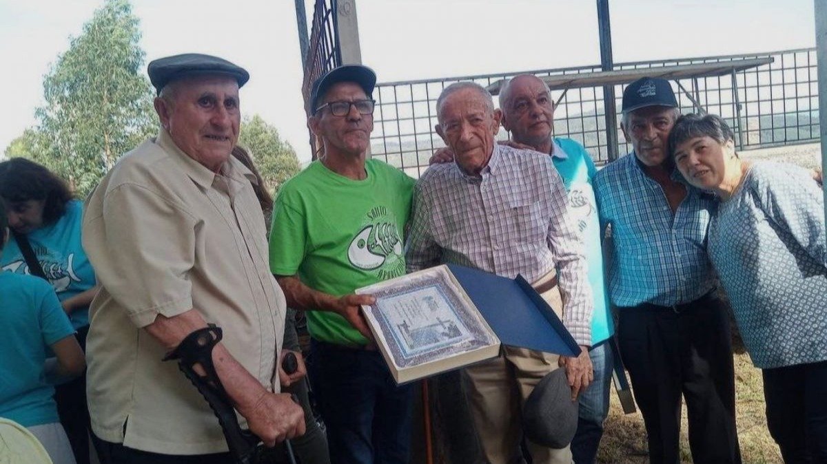 Avelino, Telvino, Pepe y Jaime, con alcalde Andrés Iglesias, recibieron el reconocimiento por crear al romería del Santo Aparecido en 1983.
