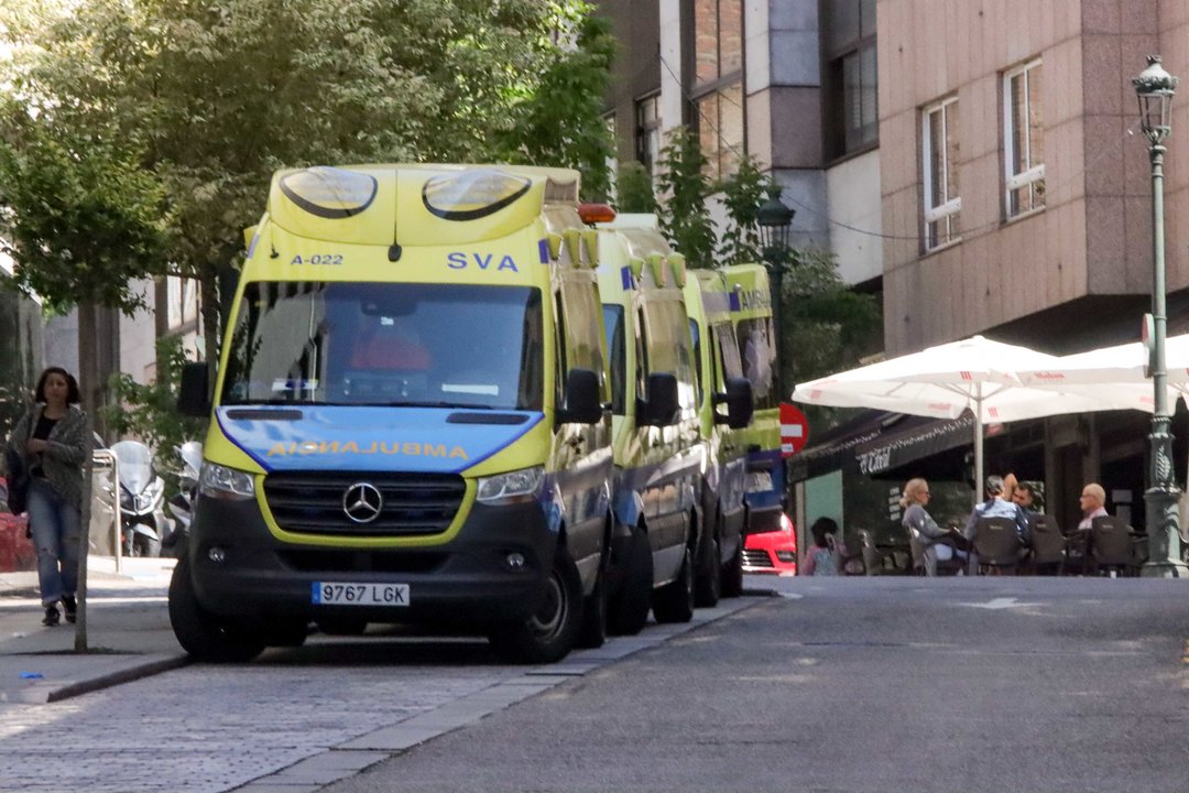 Ambulancias junto al hospital Povisa. // Jorge Santomé