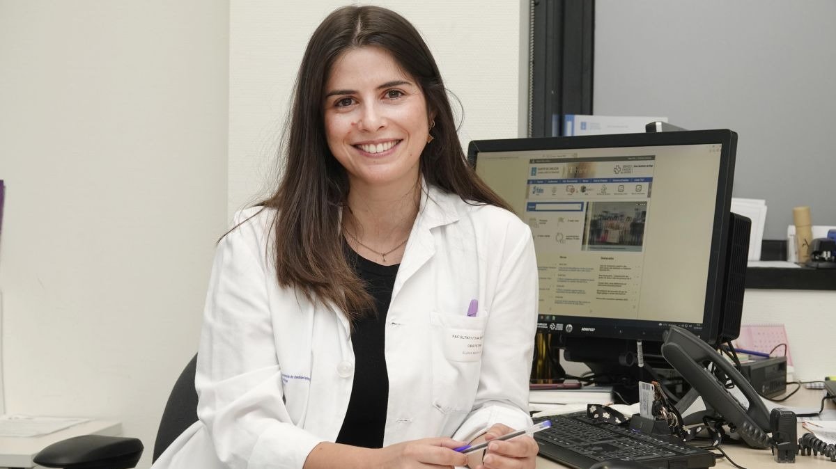 La especialista en Ginecología y Obstetricia del Hospital Álvaro Cunqueiro, Elena Marín Ortiz, en su consulta.