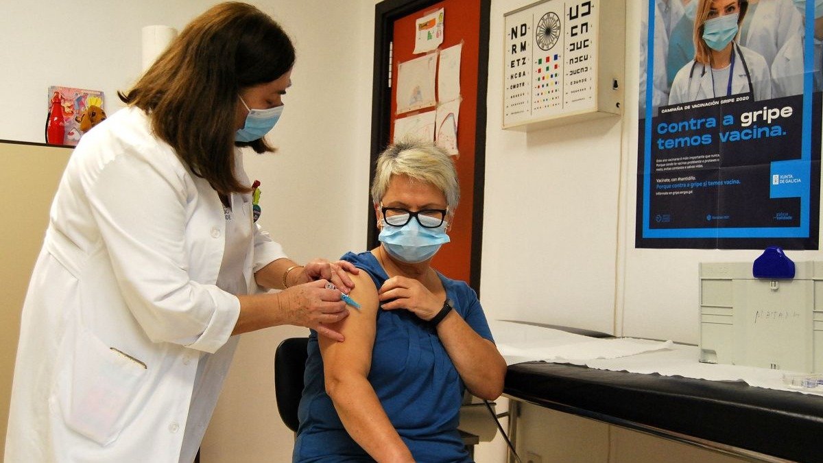 Una usuaria del centro de salud de Matamá poniéndose la vacuna de la gripe el 20 de octubre de 2020.