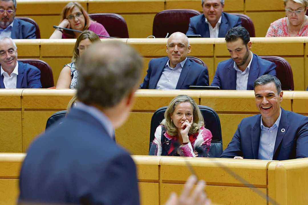 La bancada socialista, con Pedro Sánchez en la primera fila, se ríe mientras interviene Feijóo.