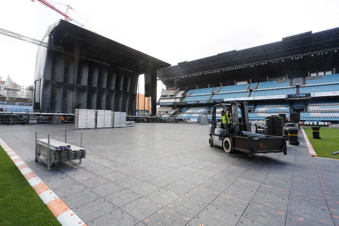 Operarios trabajan en el montaje del escenario de Muse en Balaídos. // J.V. Landín