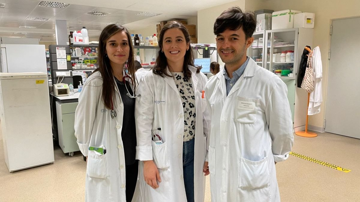 Los doctores Clara González Ojea, Carme García Benito y Alberto Garrido, en los laboratorios del hospital.