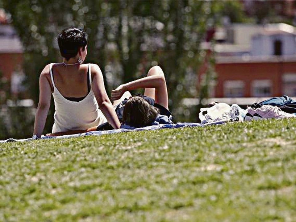Dos chicas pasan la tarde en un parque de Madrid.