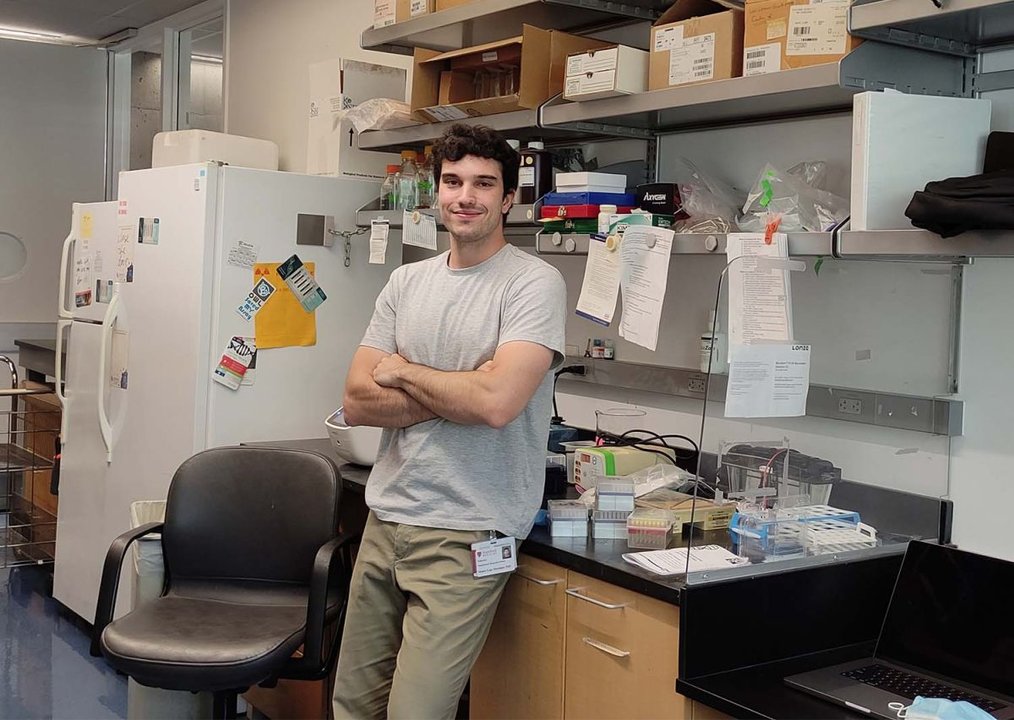 Mauro Lago, en el laboratorio de la Universidad de Stanford en el que realiza su estancia de posdoctorado.