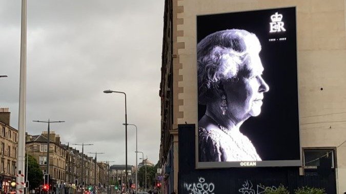 Imagen honoraria de la reina Isabel II colocada en un barrio obrero en los aledaños de Edimburgo.