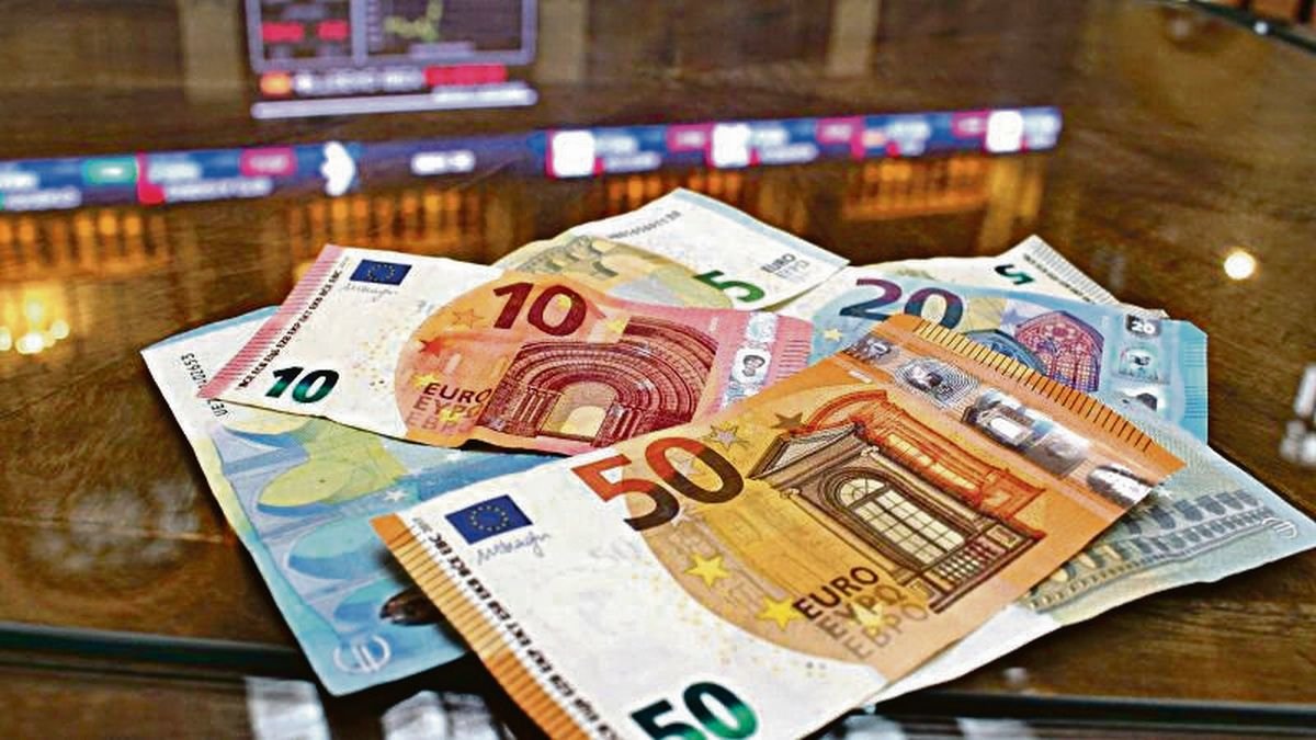 Billetes de euros en la Bolsa de Madrid.