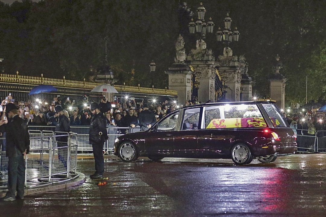 El coche fúnebre que lleva el ataúd de la reina Isabel II se dirige al Palacio de Buckingham.