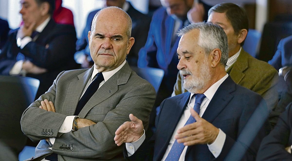Chaves y Griñán, en el banquillo de los acusados, durante el juicio, en octubre de 2018.