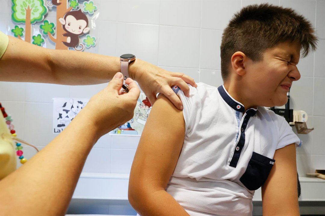 Una enfermera aplica la vacuna contra el papiloma humano, el primer día de vacunación en Galicia. // EFE