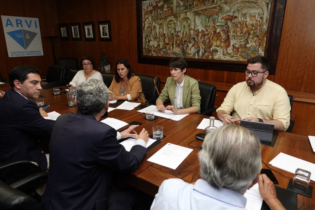 Pontón se reúne con representantes de la Cooperativa de Armadores de Pesca del Puerto de Vigo (ARVI) // Vicente Alonso
