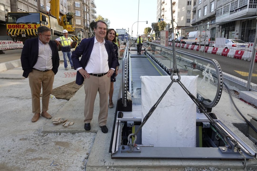 El alcalde, Abel Caballero, junto al edil de Fomento y Obras, Javier Pardo, supervisó ayer la colocación de las primeras nuevas rampas en Gran Vía.