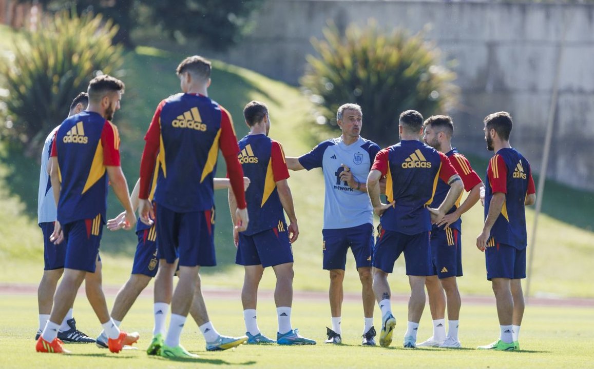 Luis Enrique Martínez da instrucciones a sus jugadores en el entrenamiento de ayer en Las Rozas.