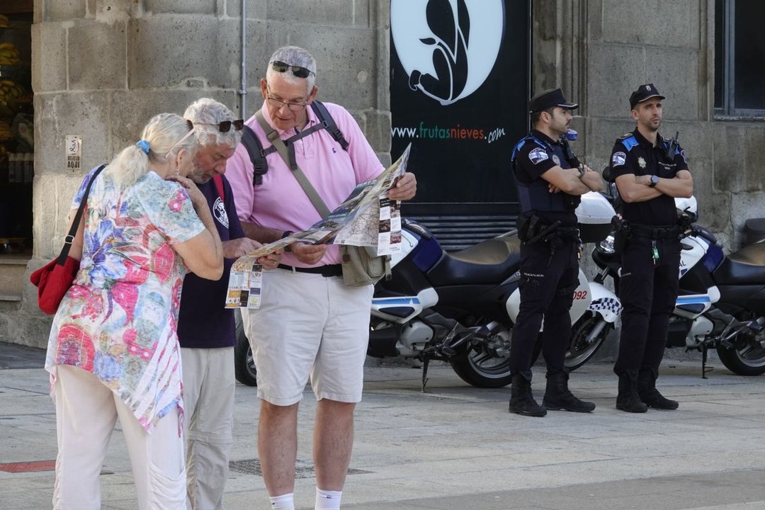 Turistas por las calles de Vigo, cada vez más en la suma de convencionales y cruceristas.