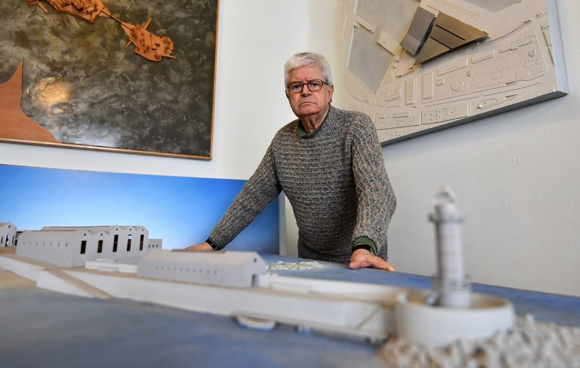 El arquitecto César Portela, con una maqueta del Museo do Mar, proyectado por él y Aldo Rossi.