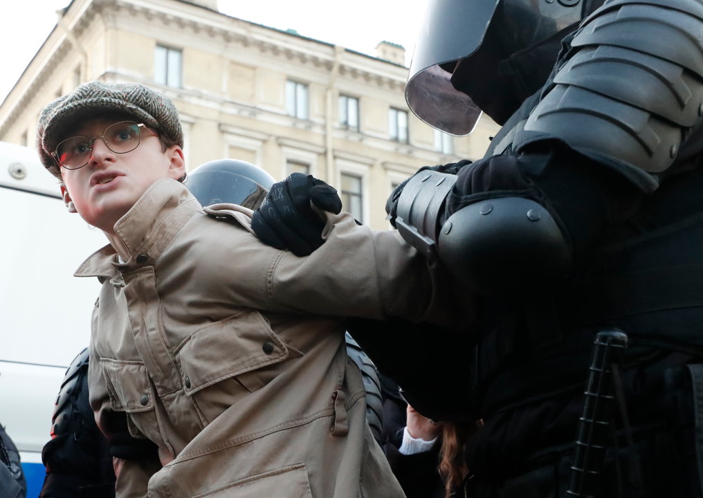 Policías rusos detienen a una persona que participa en una protesta no autorizada contra la movilización militar parcial de Rusia. EFE/EPA/ANATOLY MALTSEV
