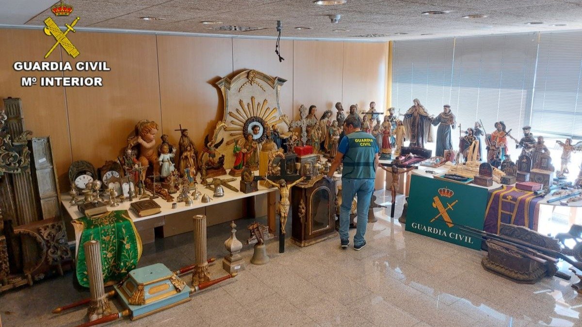 Parte de las 153 piezas recuperadas por la Guardia Civil en la operación contra el tráfico de arte religioso.