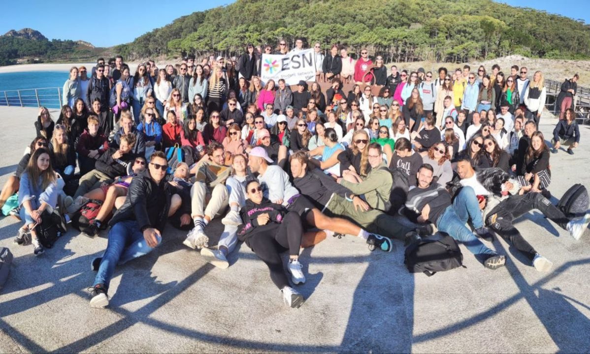 Imagen de los más de 100 estudiantes Erasmus de excursión ayer en las Islas Cíes con ESN.