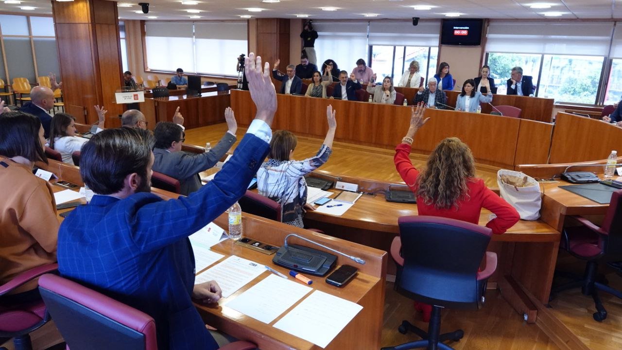 Momento de votación en el pleno de este miércoles en el Concello de Vigo. // Vicente Alonso