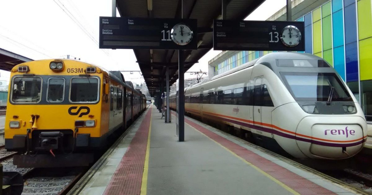 Trenes en la estación de Vigo-Guixar. El más antiguo, de Combios, es el que va a Oporto.
