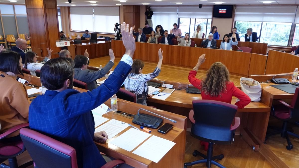 Los concejales del grupo socialista, alzando la mano durante una votación en el pleno de ayer.