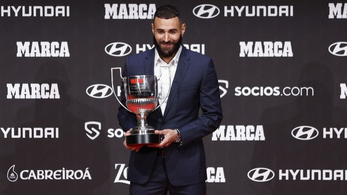 Karim Benzema recibió el Trofeo Pichichi y el de MVP de la Liga 21-22.