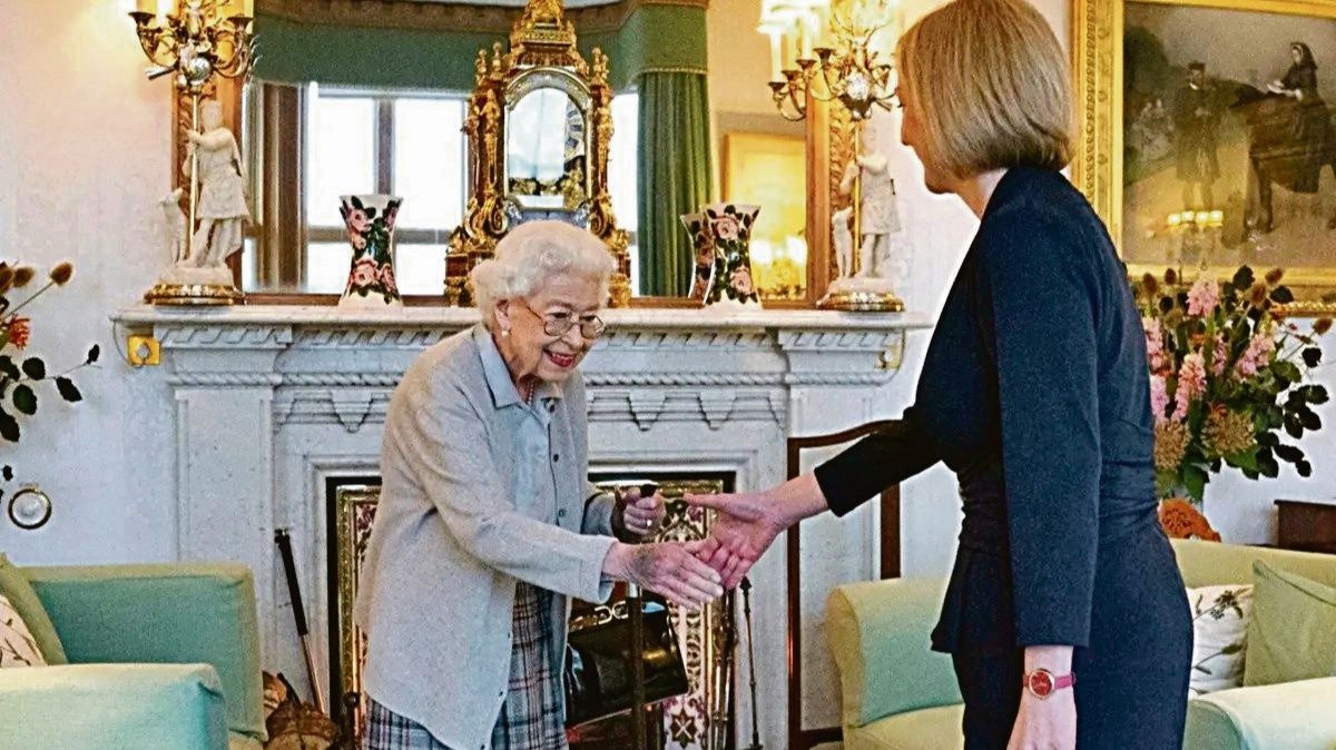 Una de las últimas imágenes de la reina, recibiendo a Liz Truss en Balmoral.