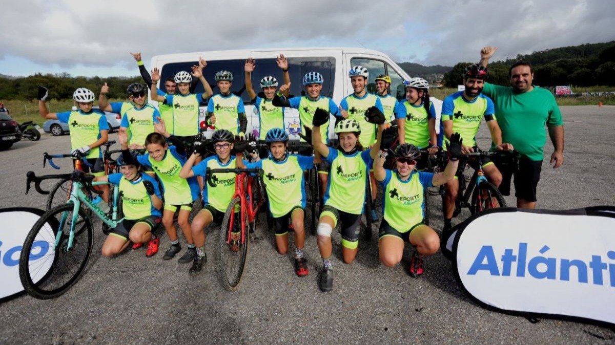 Los deportistas del Club Ciclista Coruxo que participaron ayer en la jornada organizada por este periódico en el skate park de Porto do Molle.