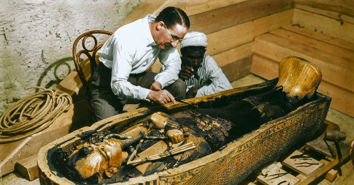 Howard Carter trabajando en el interior de la tumba de Tutankhamon, ya en uno de los sarcófagos exteriores.