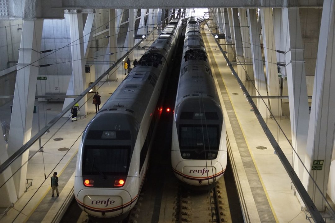 Trenes estacionados en la estación de Vigo-Urzaiz: de ahí irían a la salida sur y Cerdedo.