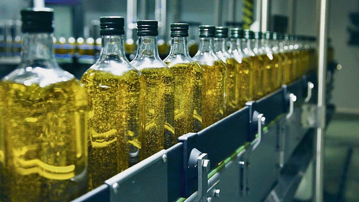 Botellas en una planta de envasado de aceite de oliva.