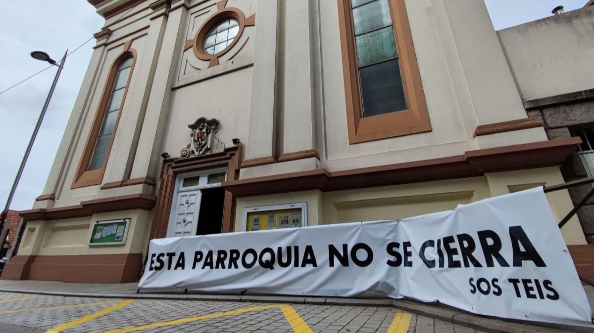 El cartel pidiendo que no se cierre la parroquia sigue a las puertas de la iglesia de los Jesuitas.