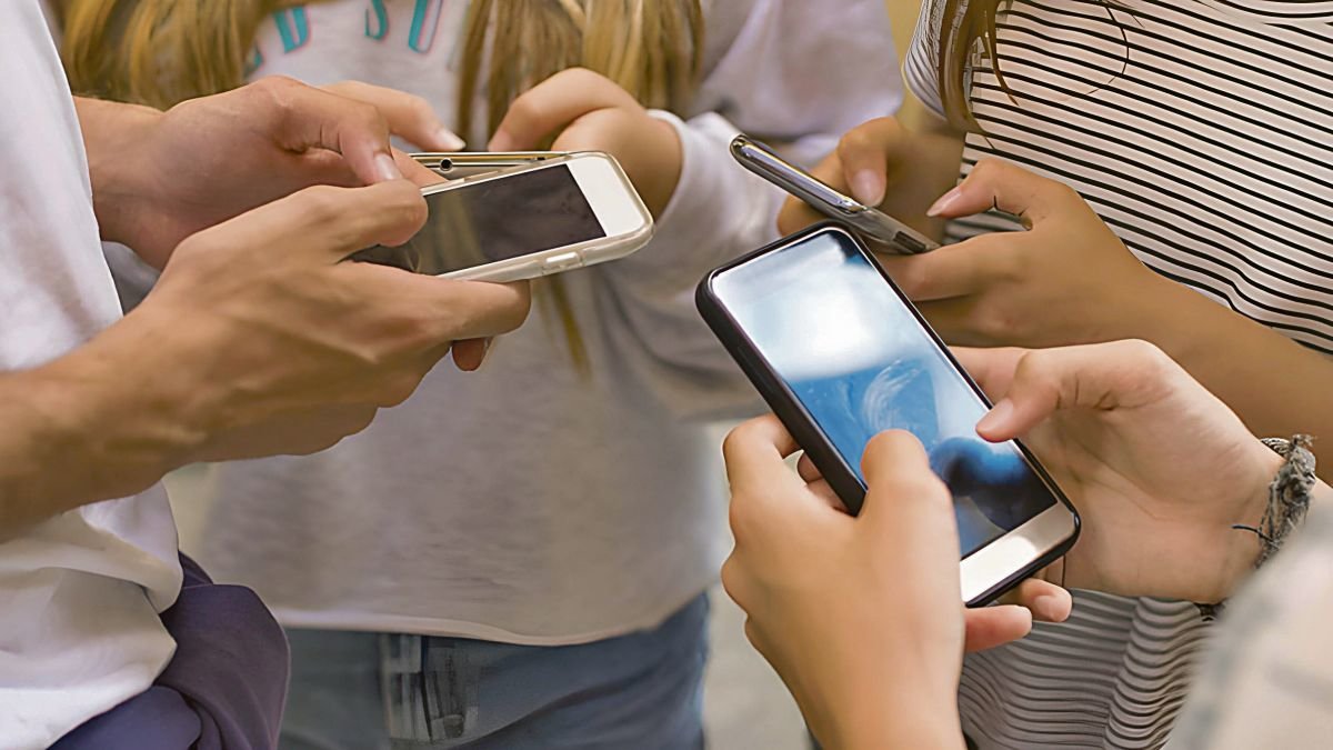 El teléfono móvil y las redes han cambiado la manera de relacionarse entre los jóvenes.