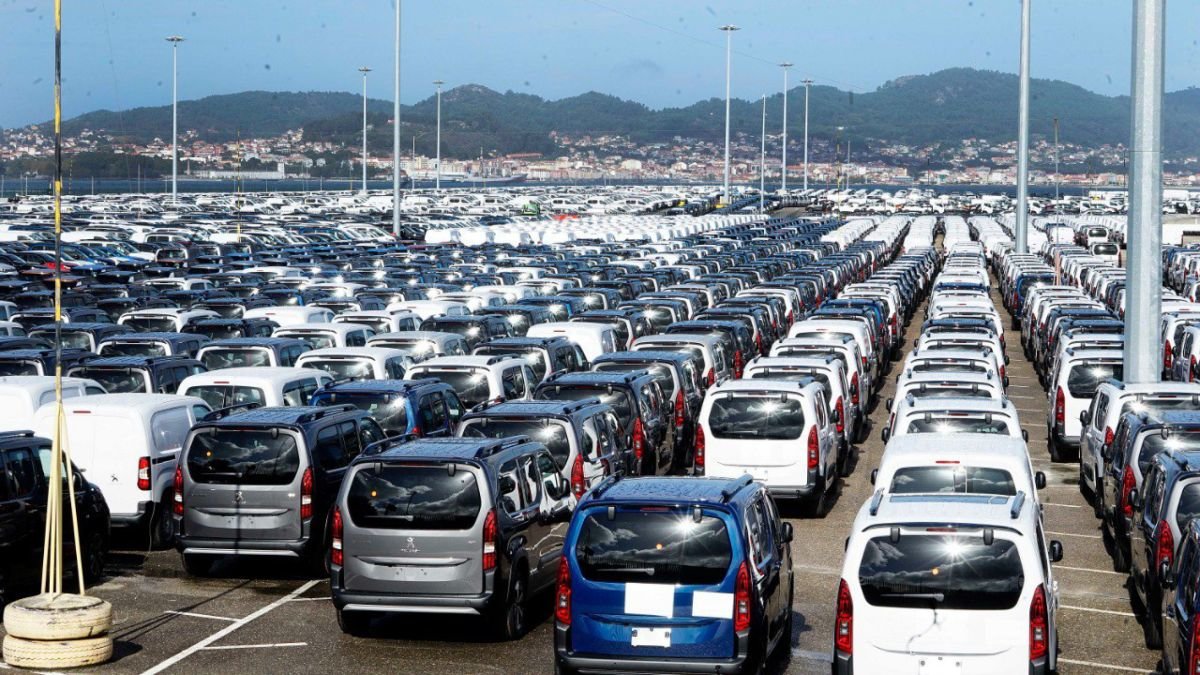 ‘Overbooking’ de coches en la explanada portuaria de Bouzas.
